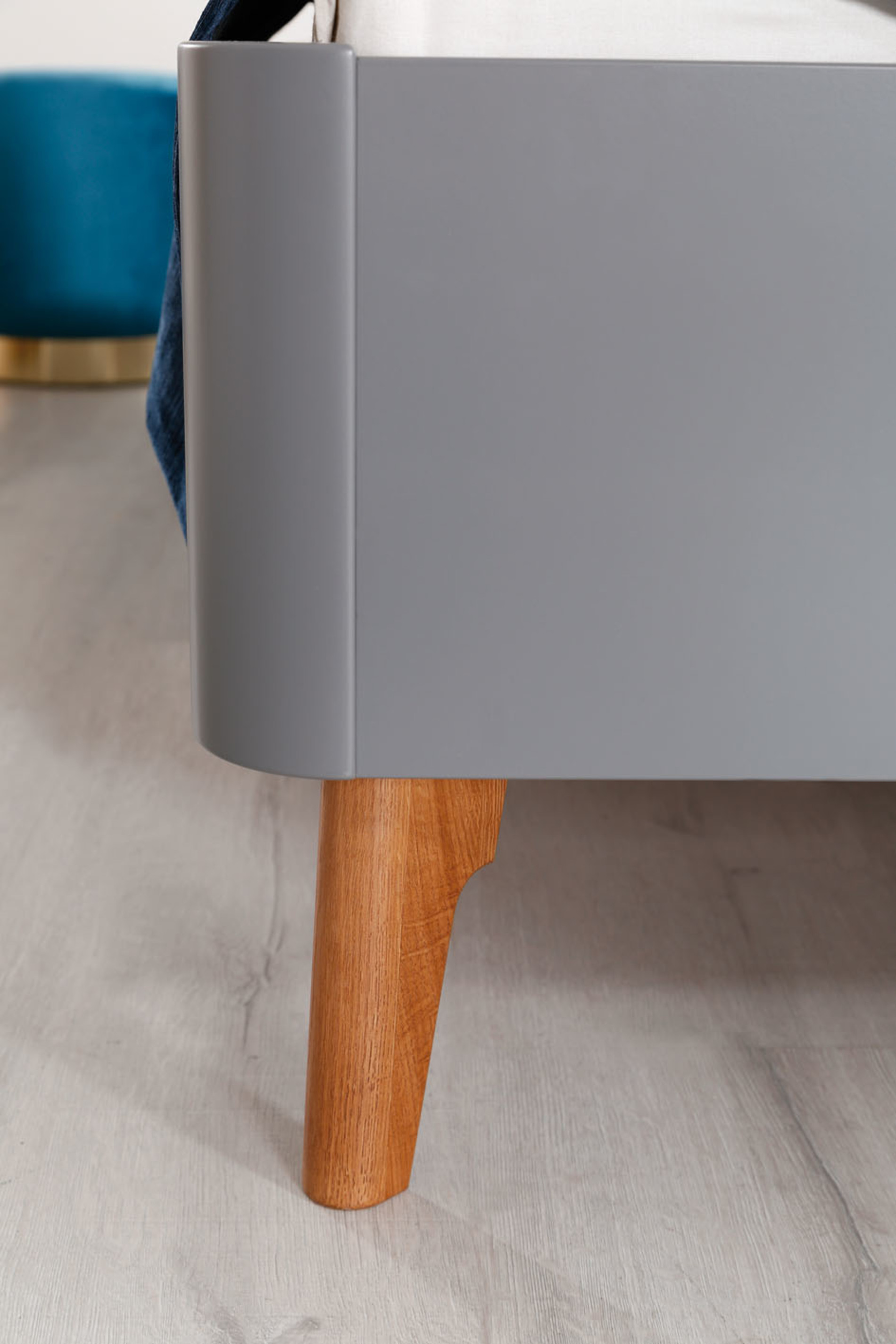 MARENA-Detail-2-Fuß-Eiche.jpg